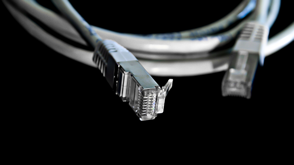 AVBでは接続ケーブルに一般的なCat5eケーブルを使用