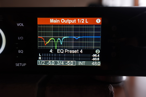 ADI-2 Proの左チャンネルのEQ設定（赤、黄、緑、水、青の5バンドでカット）